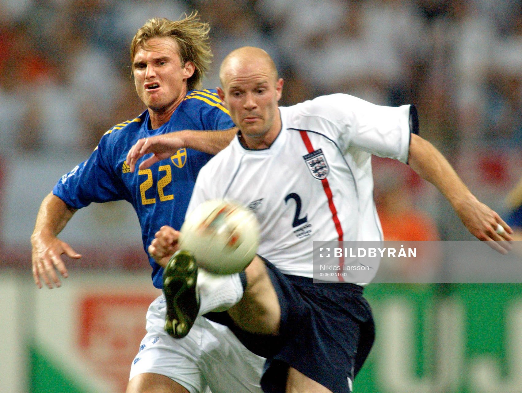 Andreas Andersson i en närkamp med Danny Mills