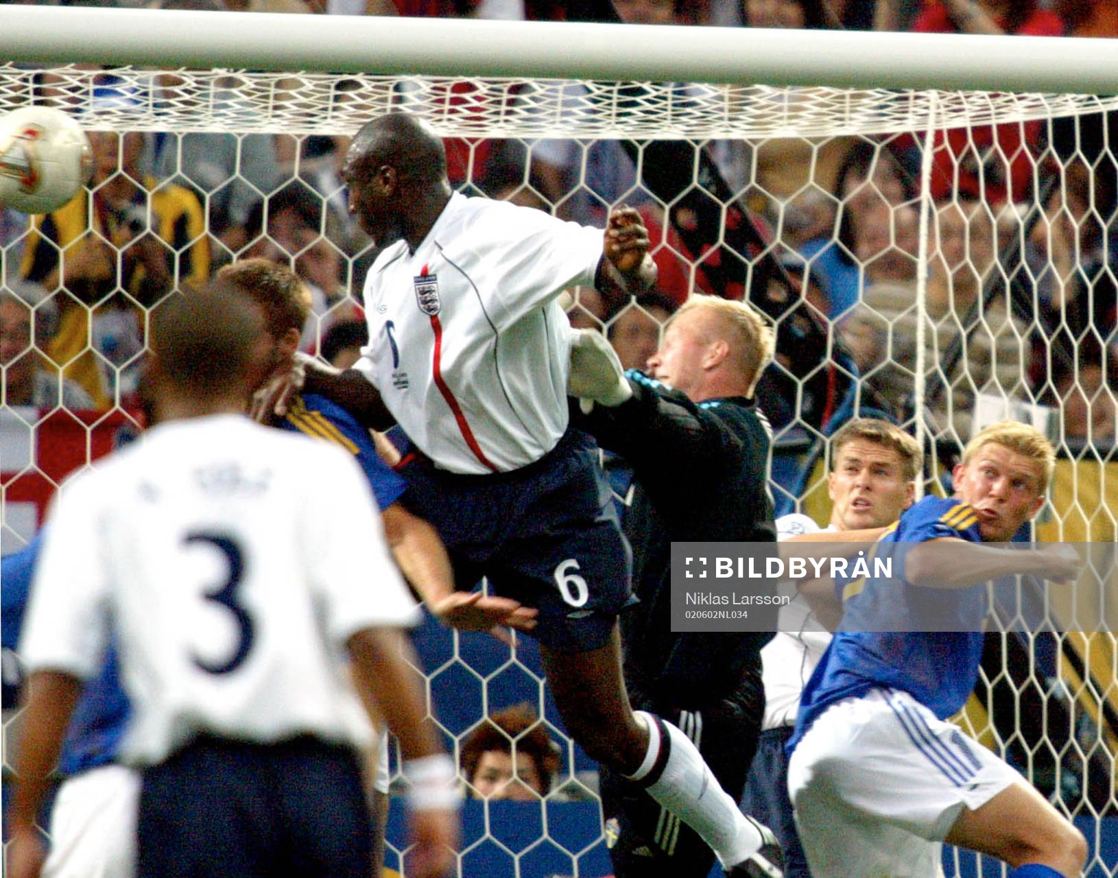 Sol Campbell nickar in 1-0