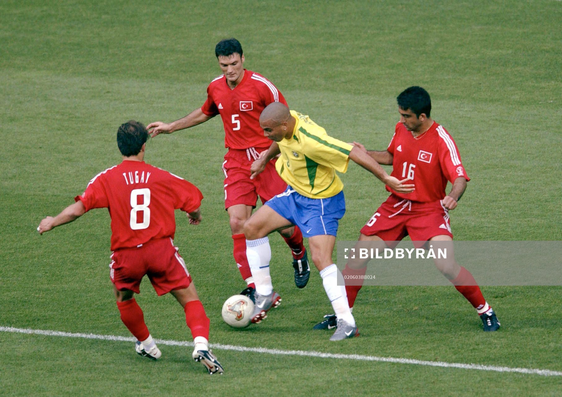  Tugay Kerimoglu , Alpay Ozalan och Umit Ozat, Turkiet och Ronaldo, Brasilien