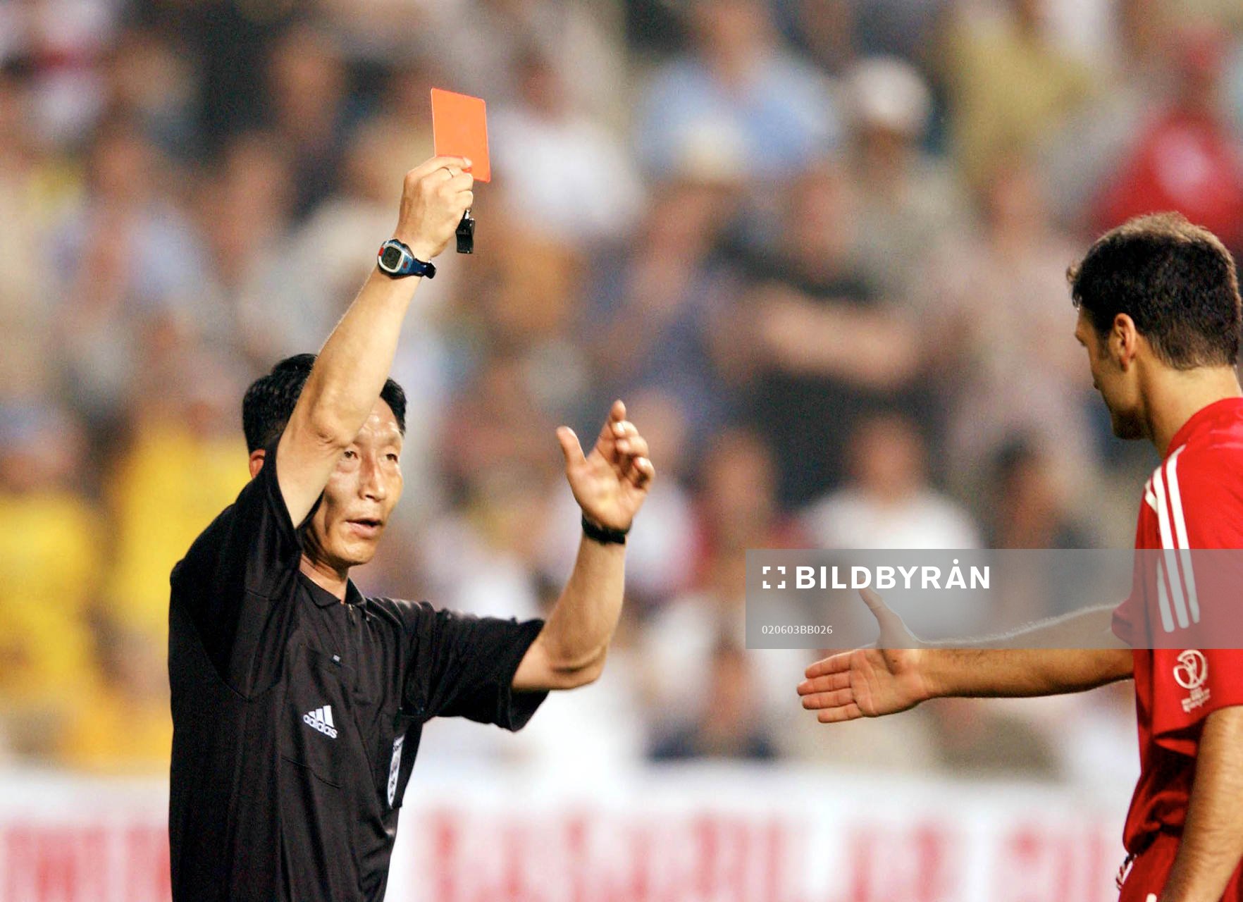  Alpay Ozalan, Turkiet visas ut (utvisning, Rött Kort) av Kim Young Joo, domare