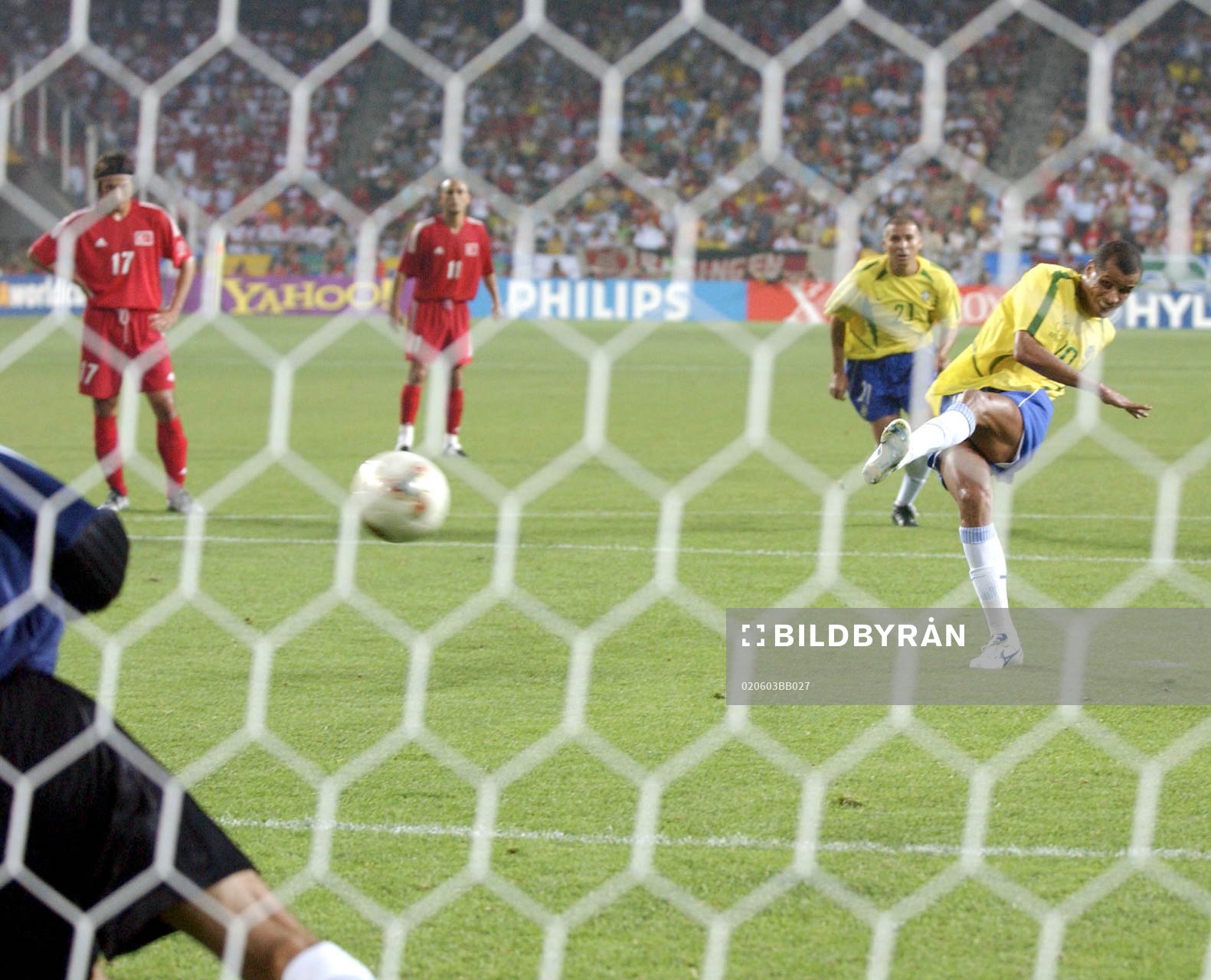  Rivaldo, Brasilien gör mål på straff