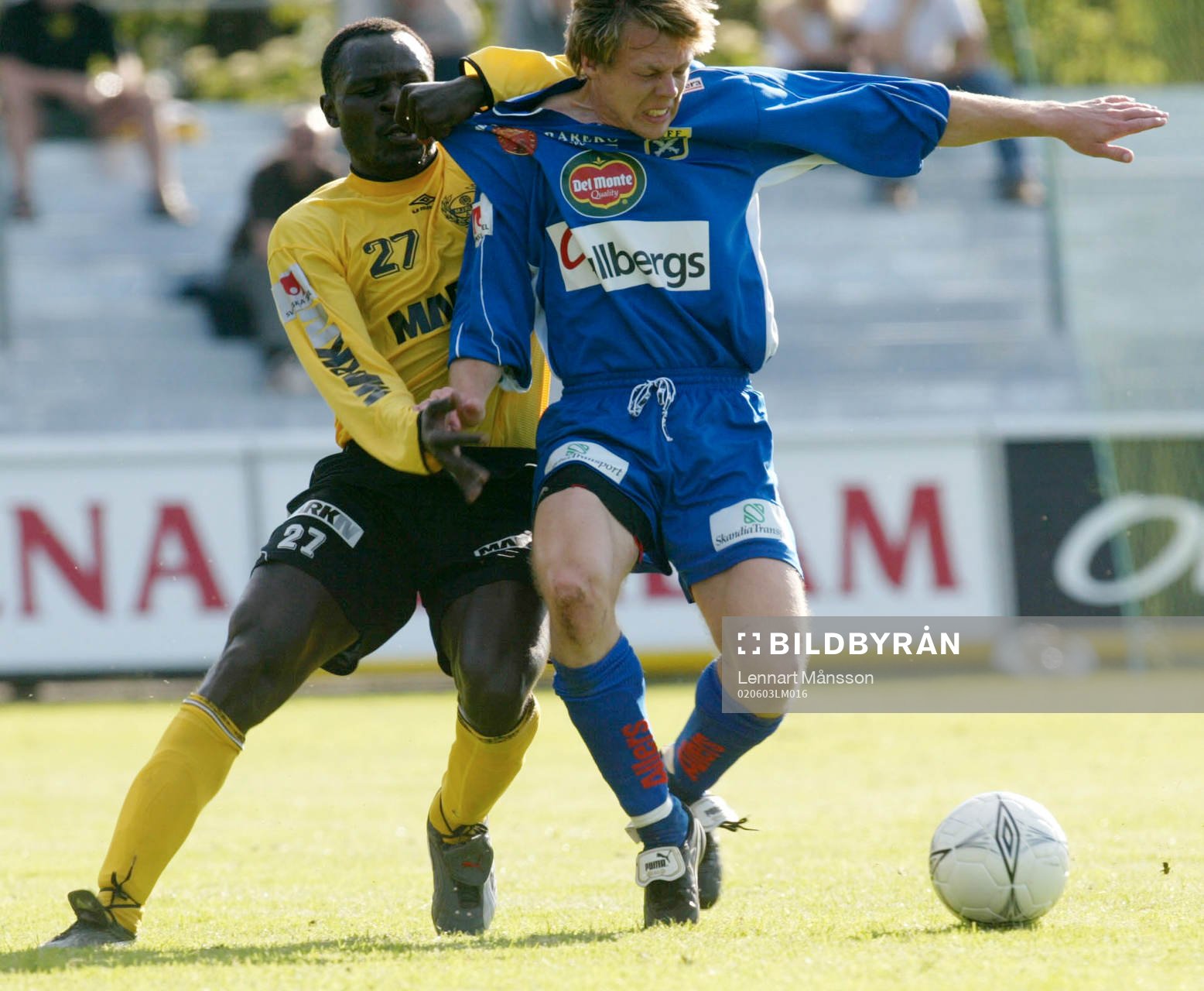 Tom Juma drar Marcus Tilly i tröjan