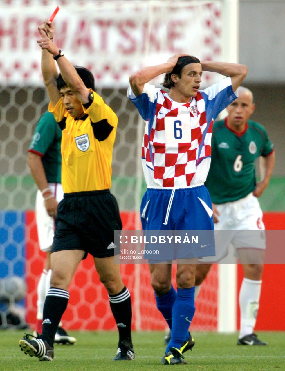  Domaren visar ut Boris Zivkovic, Kroatien efter att han kapat Cuauhtemoc Blanco, Mexico innanför straffområdet.
