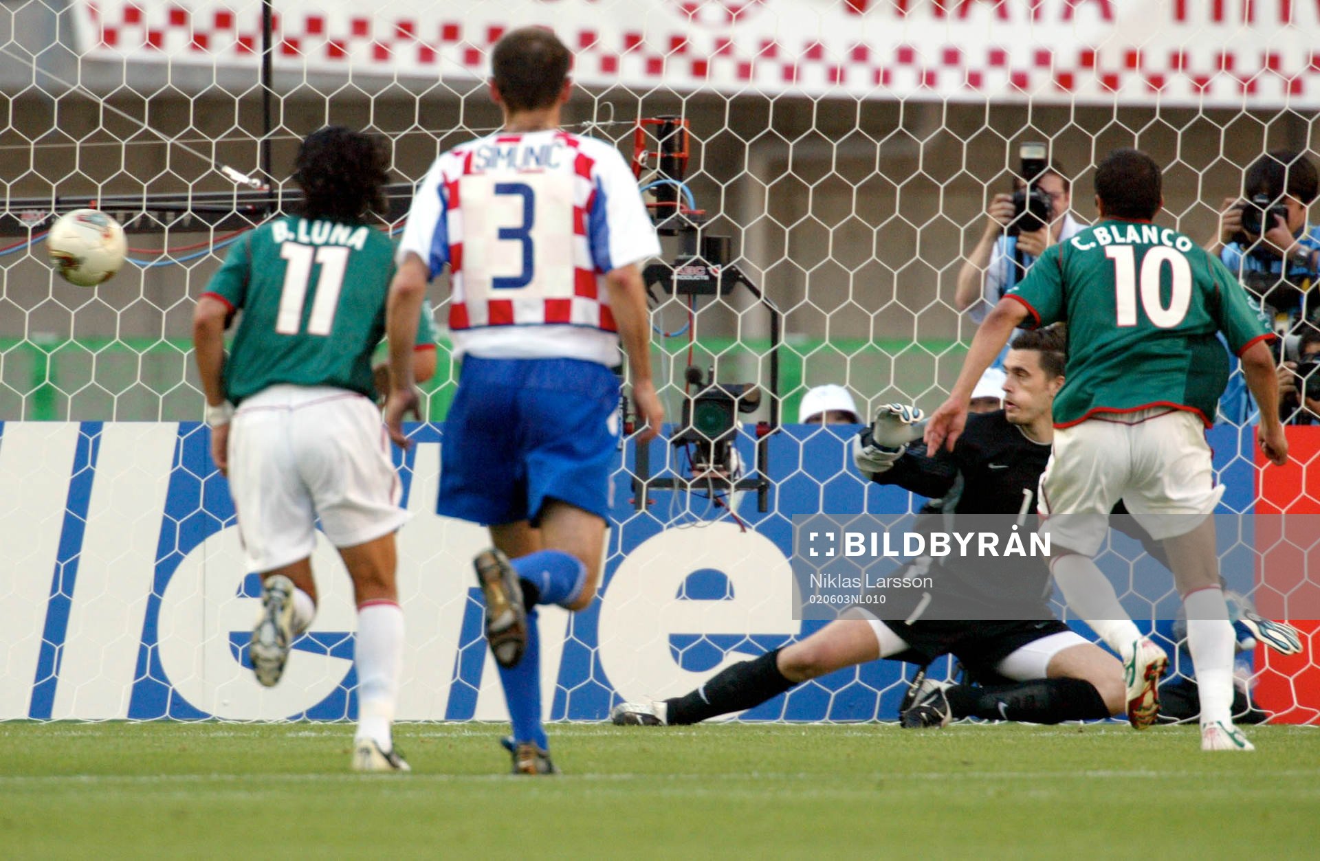  Cuauhtemoc Blanco, Mexico gör matchens enda mål på straff.