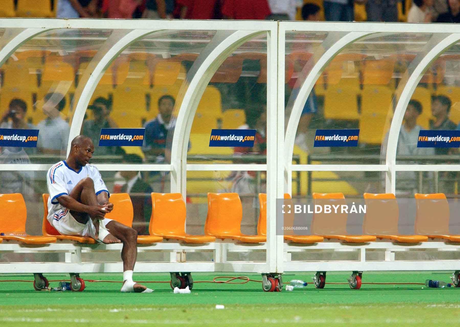 Sylvain Wiltord, Frankrike, sitter på bänken