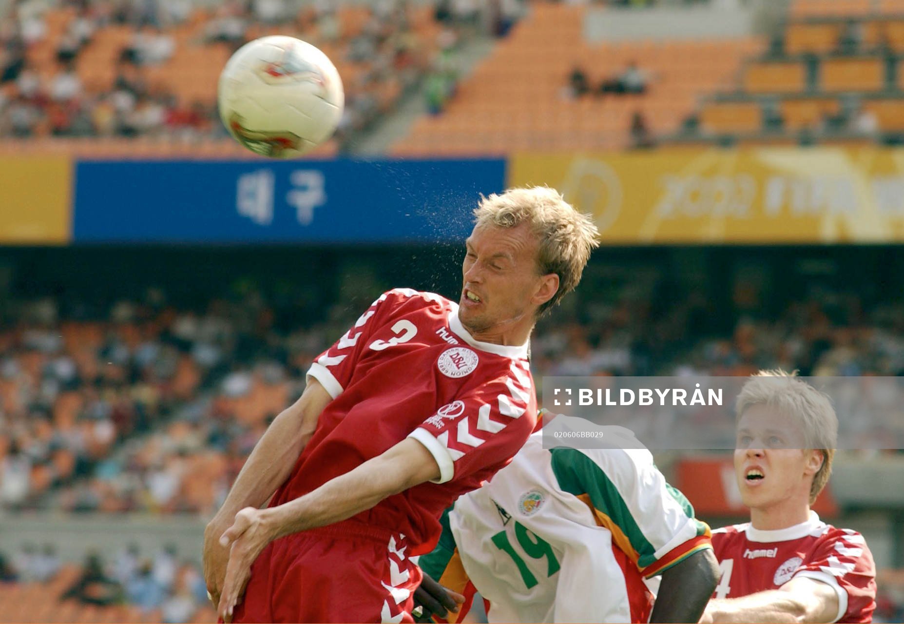 Rene Henriksen, Danmark i nickduell med Papa Bouba Diop,