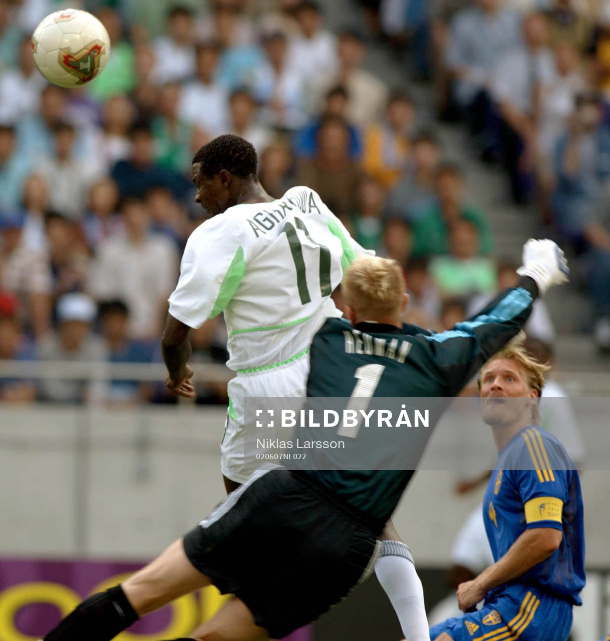  Julius Aghahowa nickar in Nigerias enda mål.