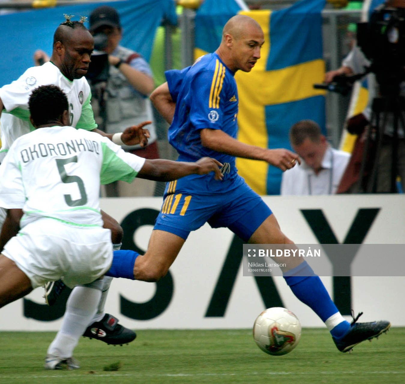  Henrik Larsson (Henke Larsson) springer ifrån Taribo West och Isaac Okoronkwo.