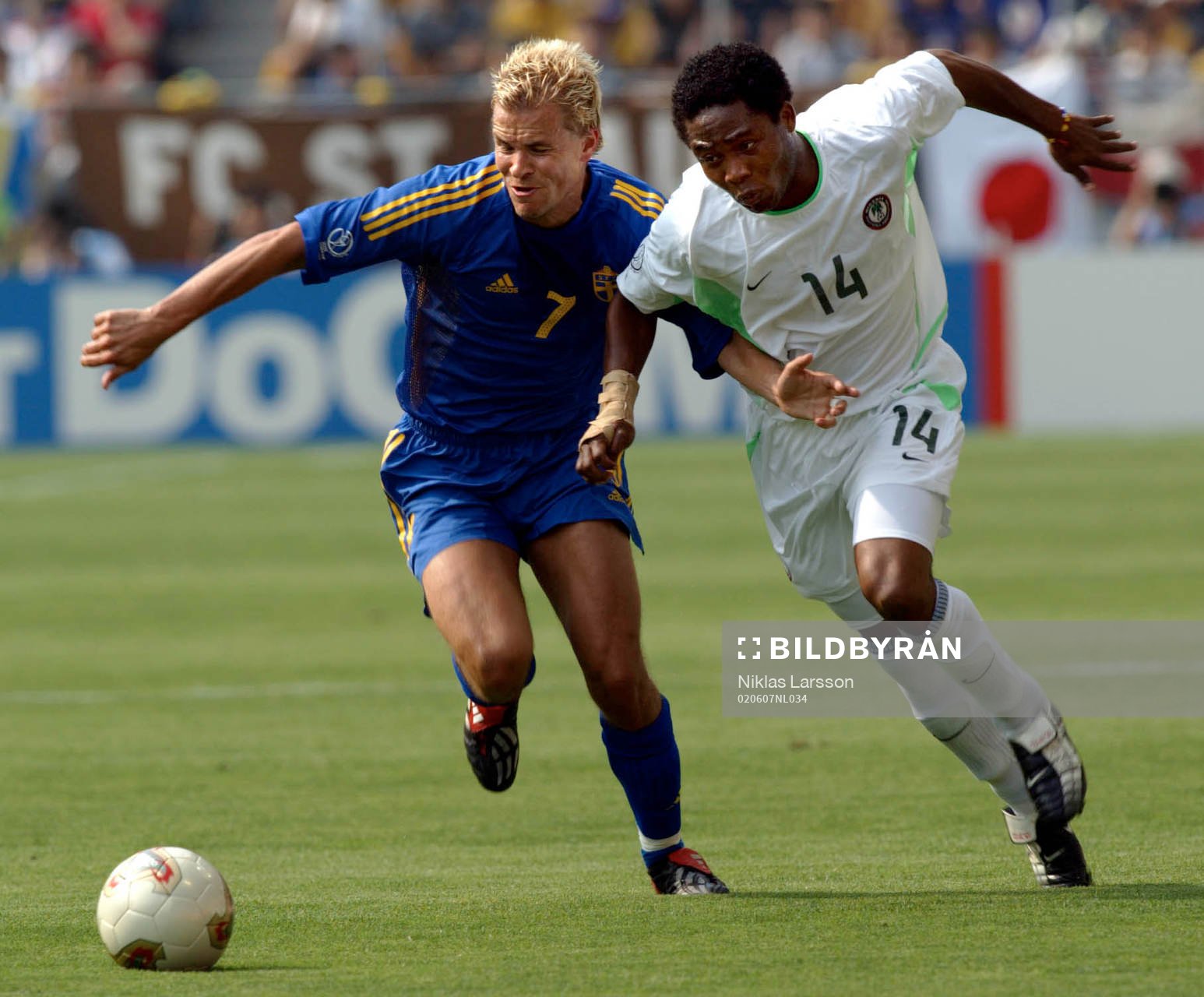 Niclas Alexandersson i en närkamp med Ifeanyi Udeze