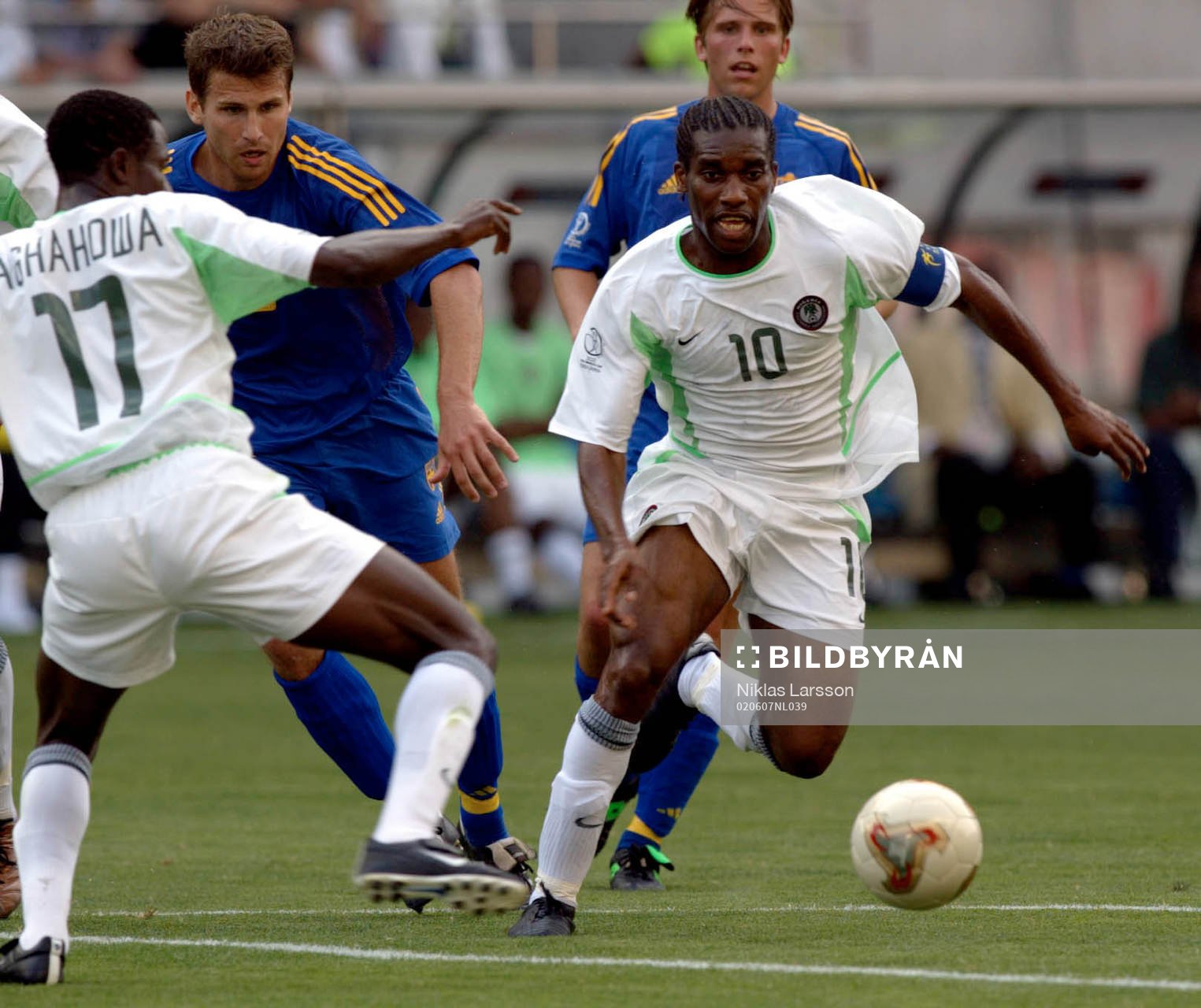 Jay-Jay Okocha dribblar bort Andreas Jakobsson