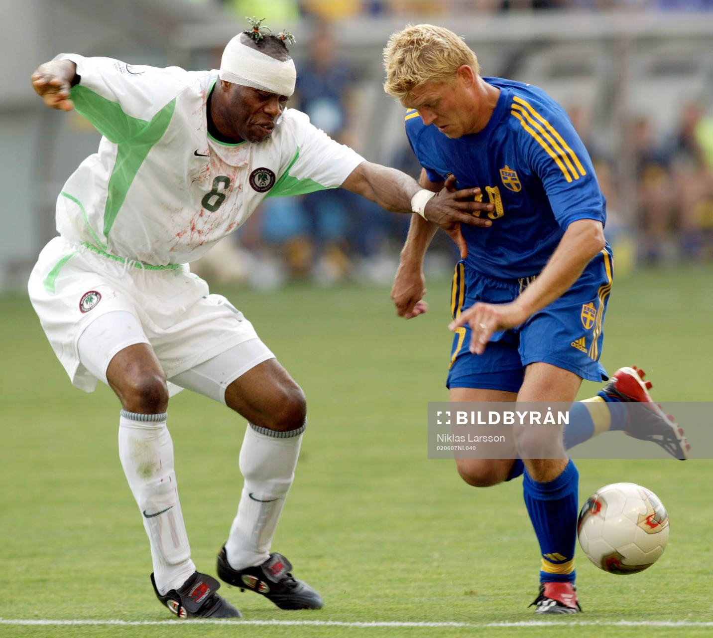 Marcus Allbäck i en närkamp med Taribo West
