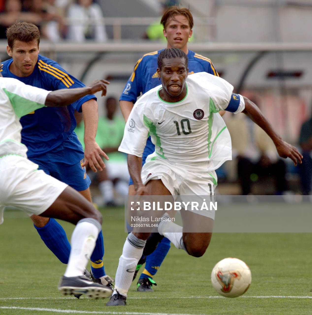  Jay-Jay Okocha, Nigeria lurar Andreas Jakobsson och Anders Svensson, Sverige.
© Bildbyrån - 50572 D