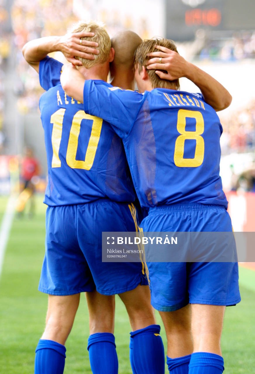  Henrik Larsson gratuleras av Anders Svensson och Marcus Allbäck efter att han avgjort mot Nigeria.