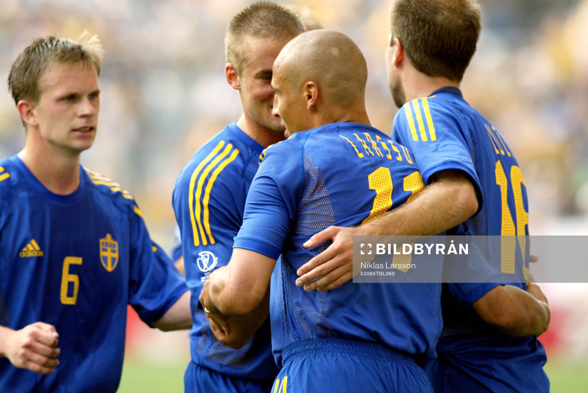  Henrik Larsson, Tobias Linderoth, Olof Mellberg. Jubel.