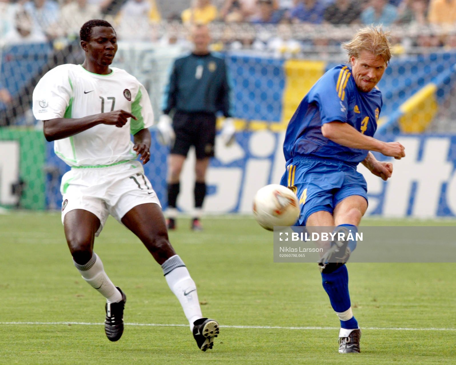  Julius Aghahowa, Nigeria och Johan Mjällby, Sverige.