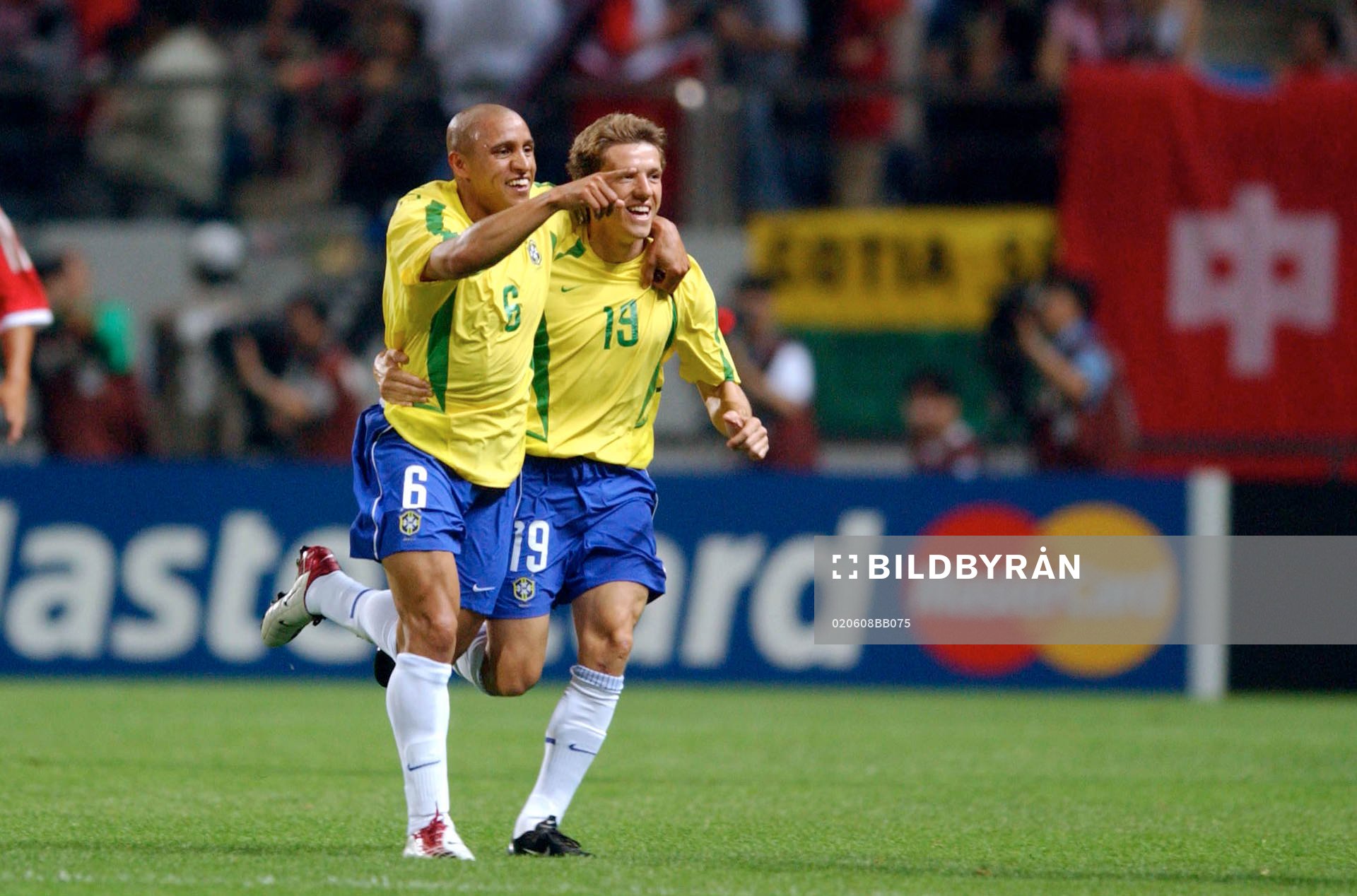  Roberto Carlos, Brasilien klappas om av Juninho. Jubel.