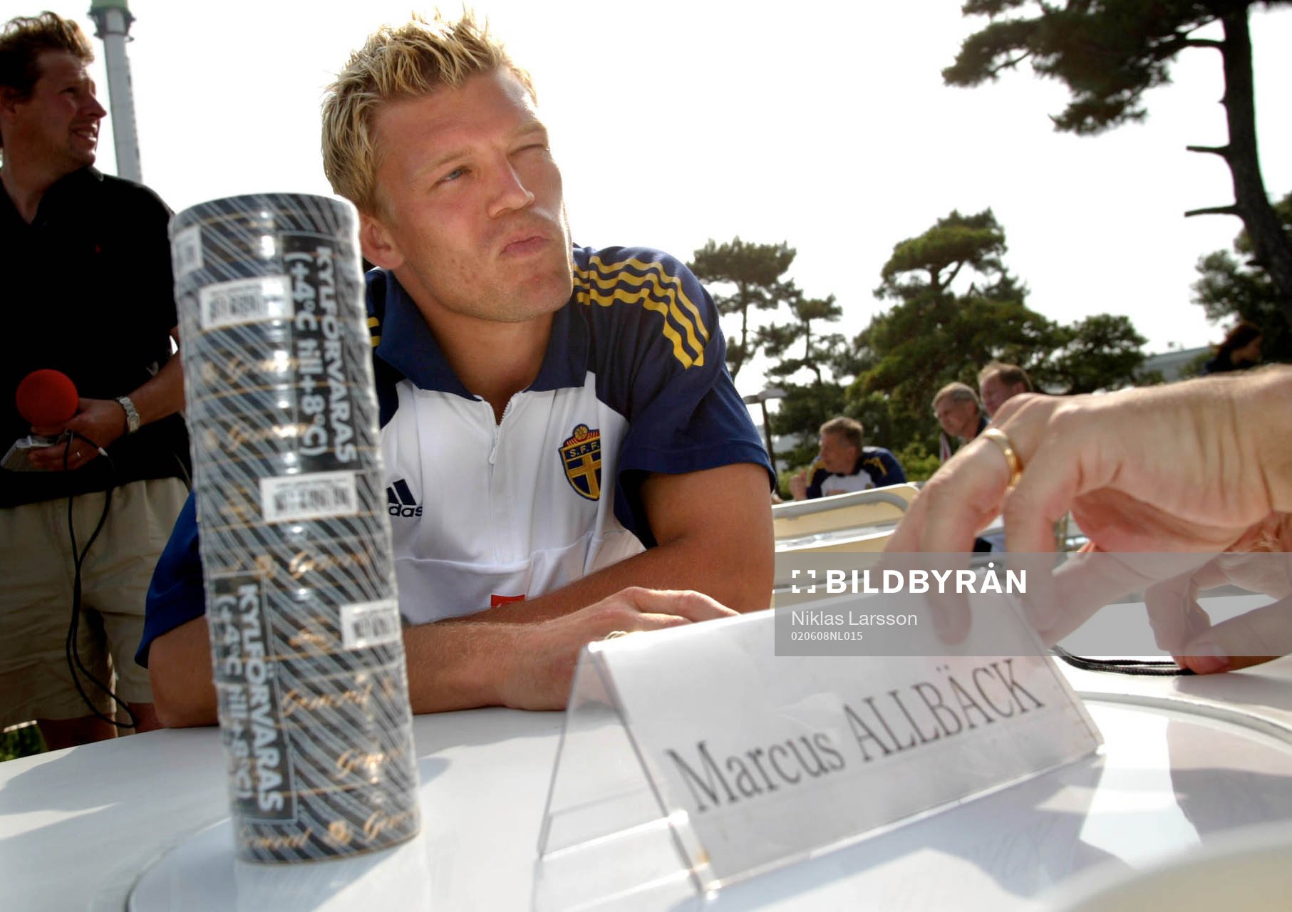 Marcus Allbäck hade en stock med snusdosor med sig på