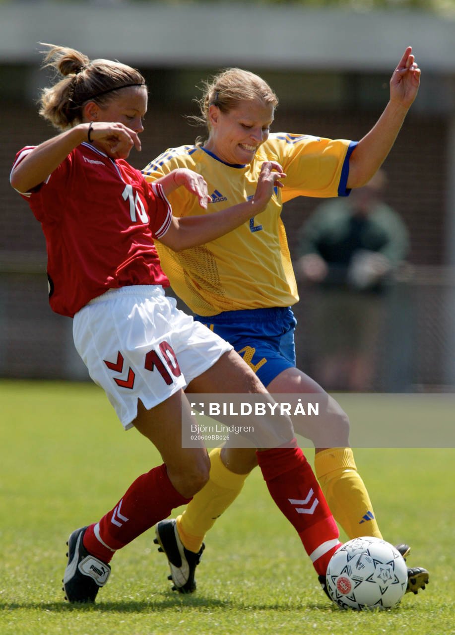 Christina Bonde och Karolina Westberg i kamp om bollen