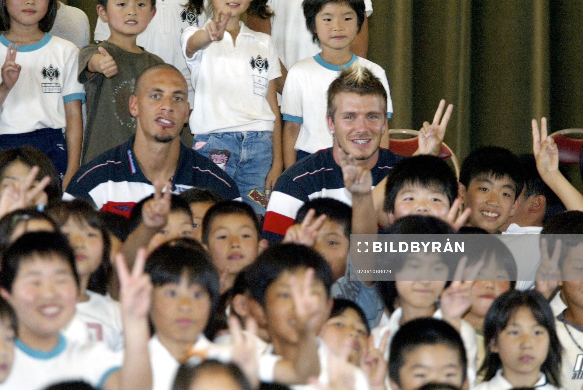  De engelska spelarna med David Beckham och Rio Ferdindand i spetsen på besök på Ishya Elementary school 