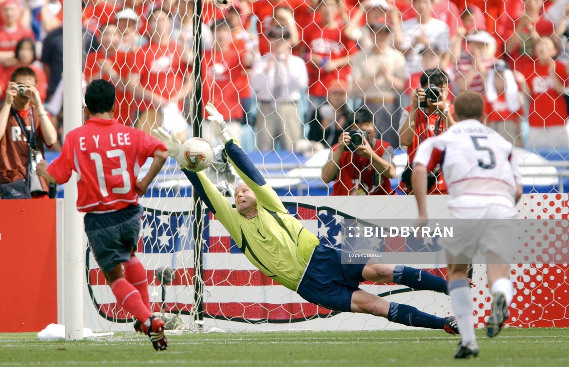 Brad Friedel, USA tar en dåligt slagen straff från Eul