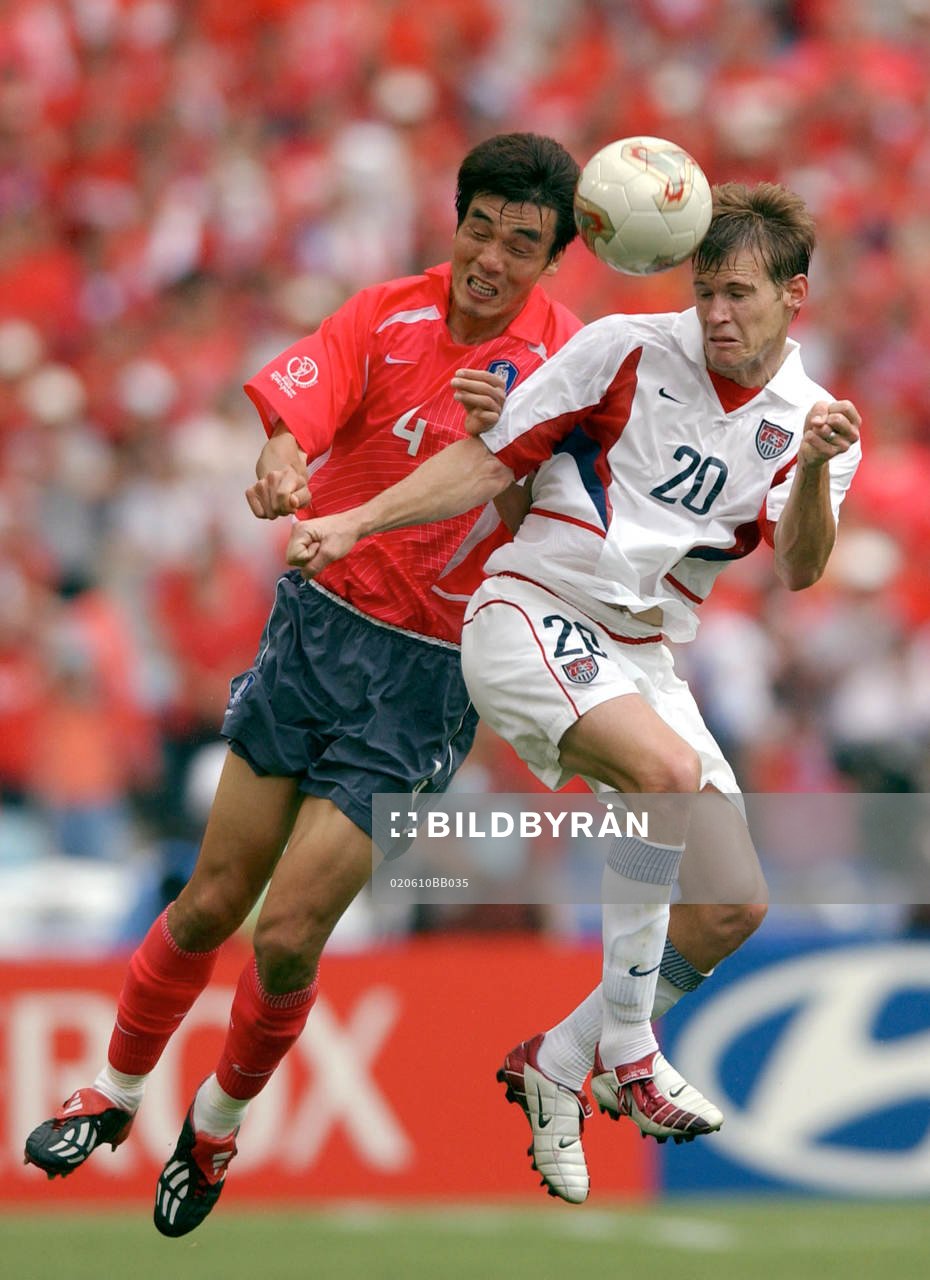 Brian McBride, USA och Jin Cheul Choi, Korea