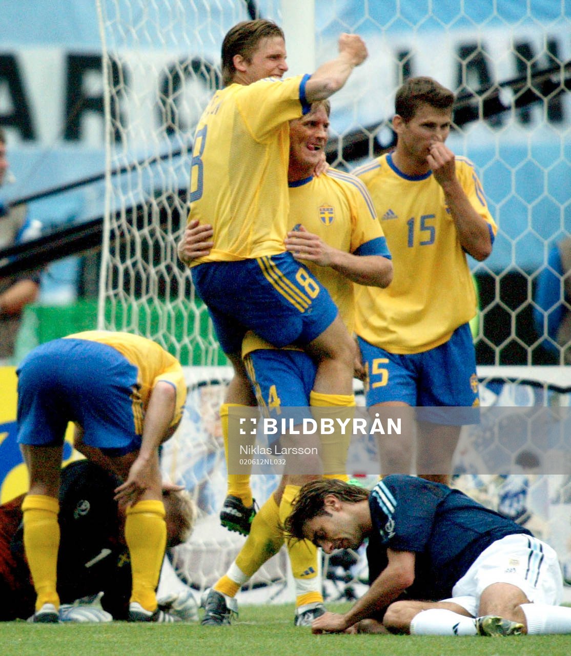 Anders Svensson, Sverige gratuleras av Johan Mjällby