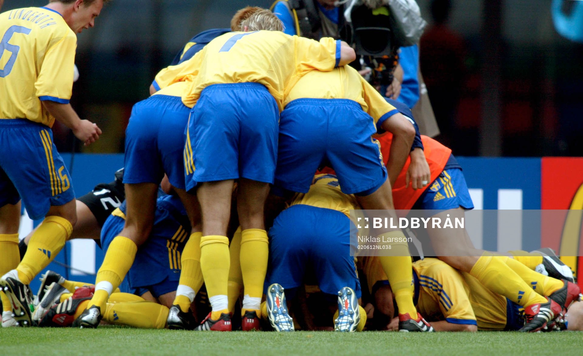  Sverige jublar (jubel) efter 1-0 målet.