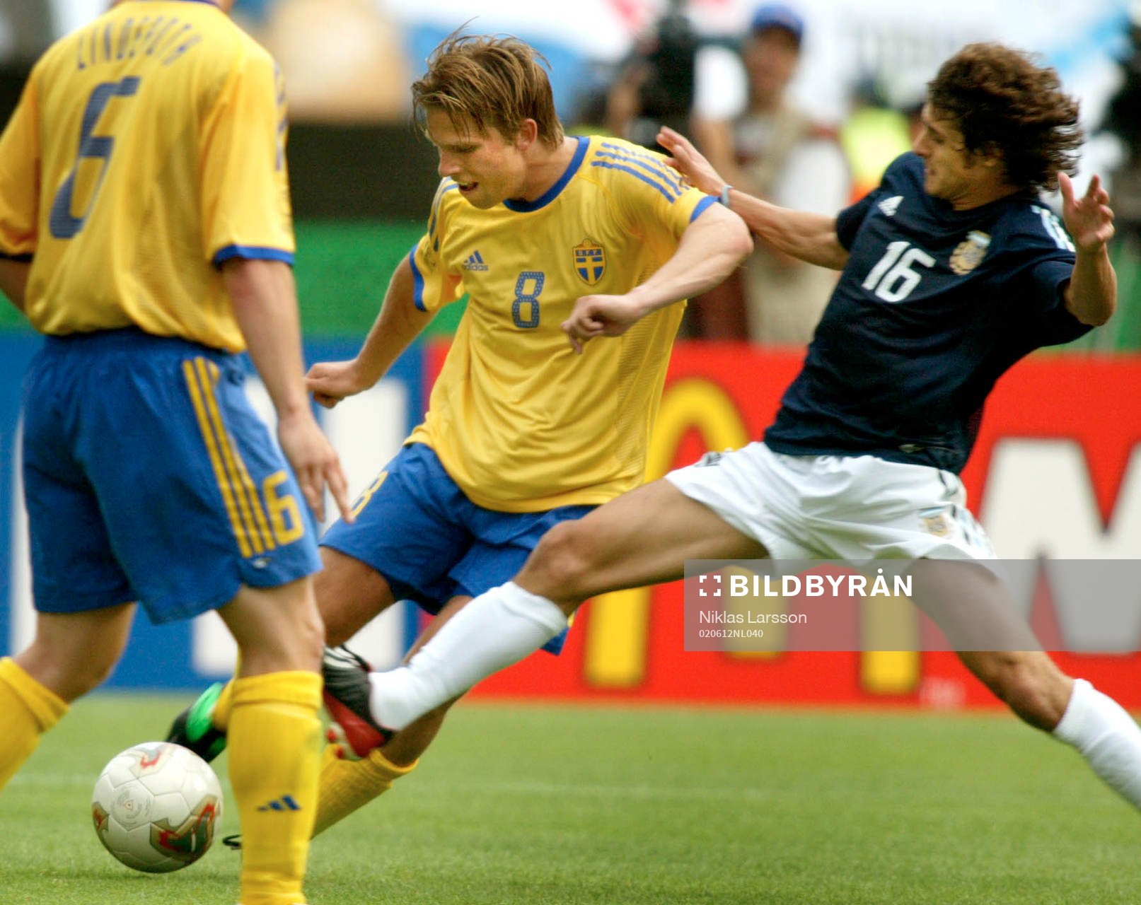  Anders Svensson i en närkamp med Pablo Aimar.