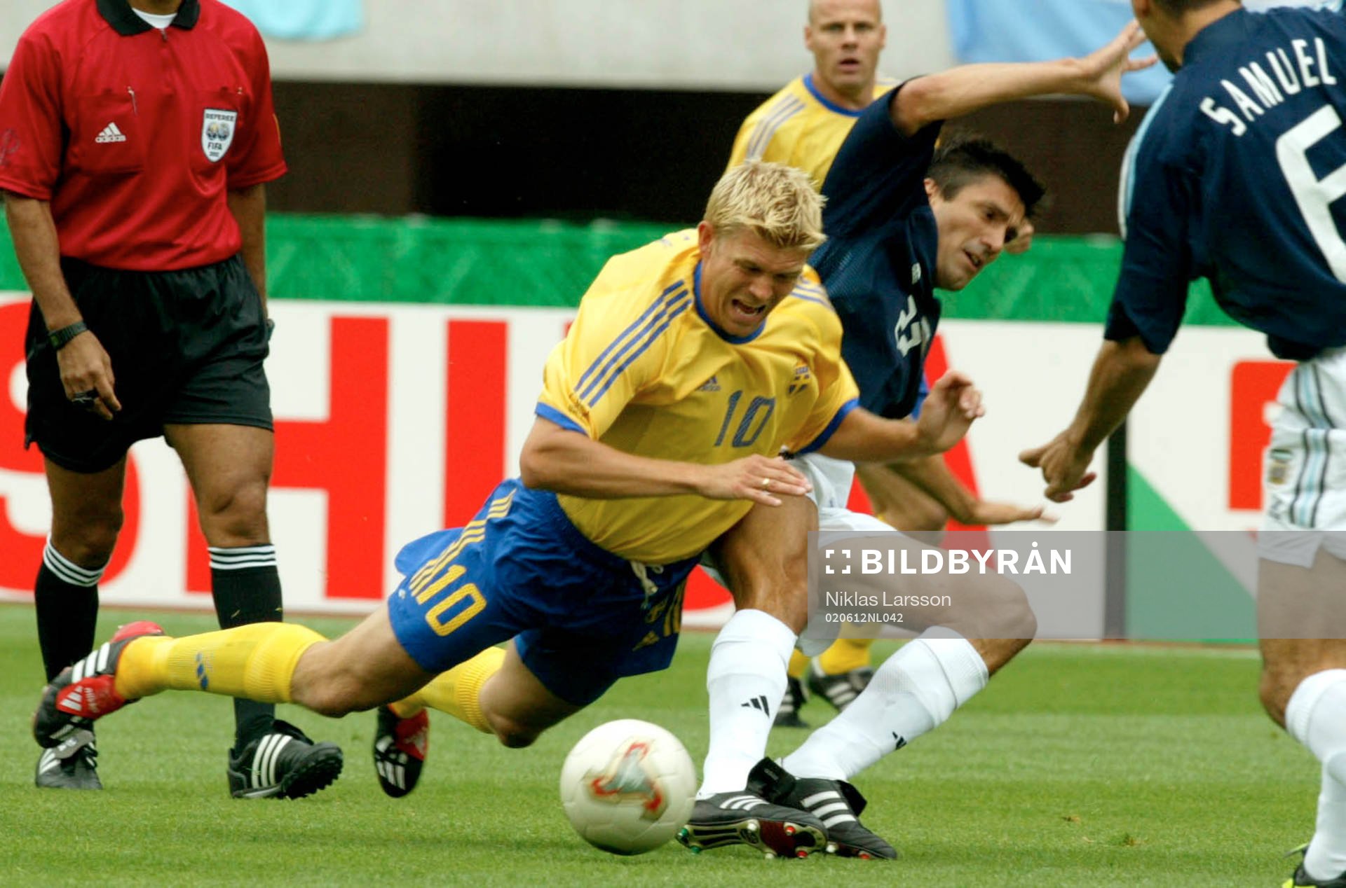 Marcus Allbäck i en duell med Jose Chamot