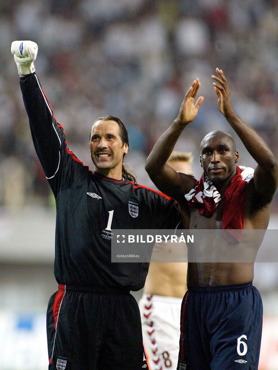 Sol Campbell och  David Seaman, England, jublar (jubel)
