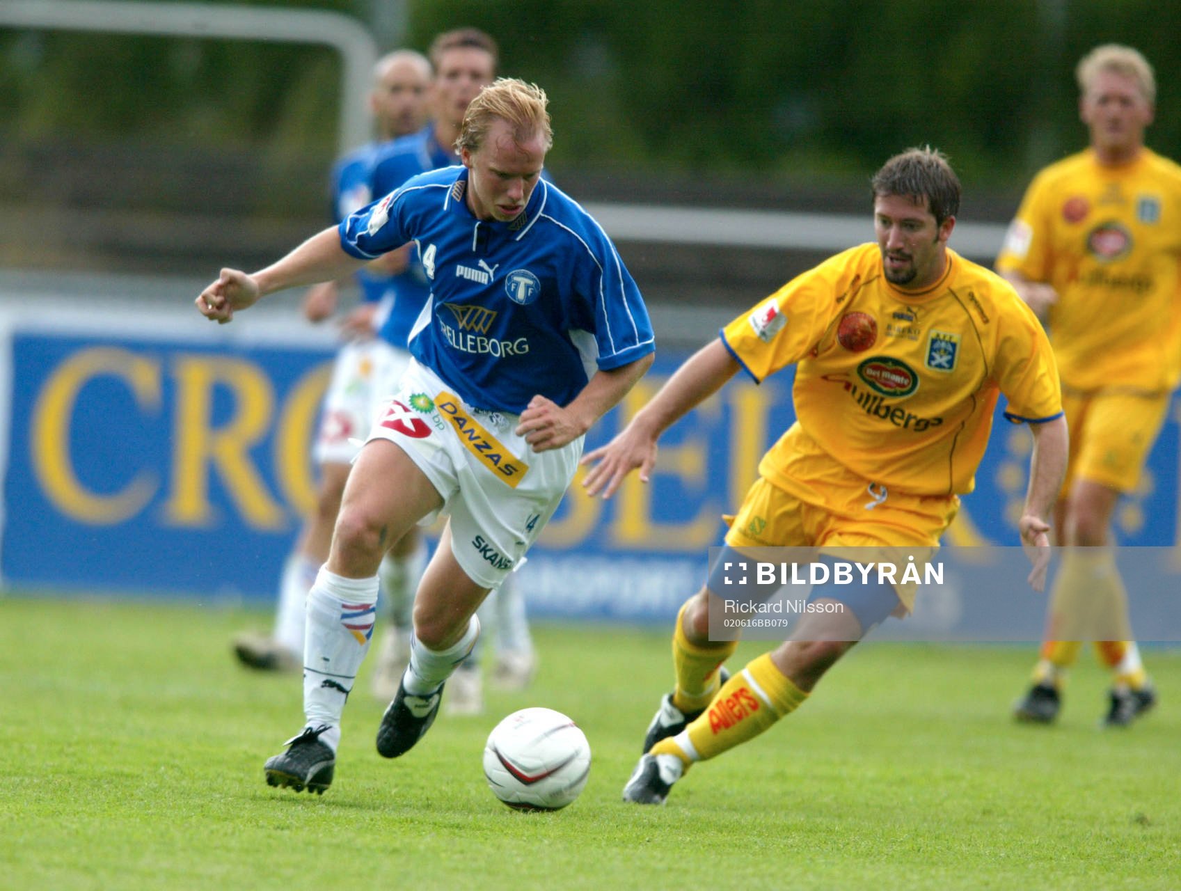  Johan Laursen, Trelleborg attackeras av Mattias Eriksson, Ängelholm.