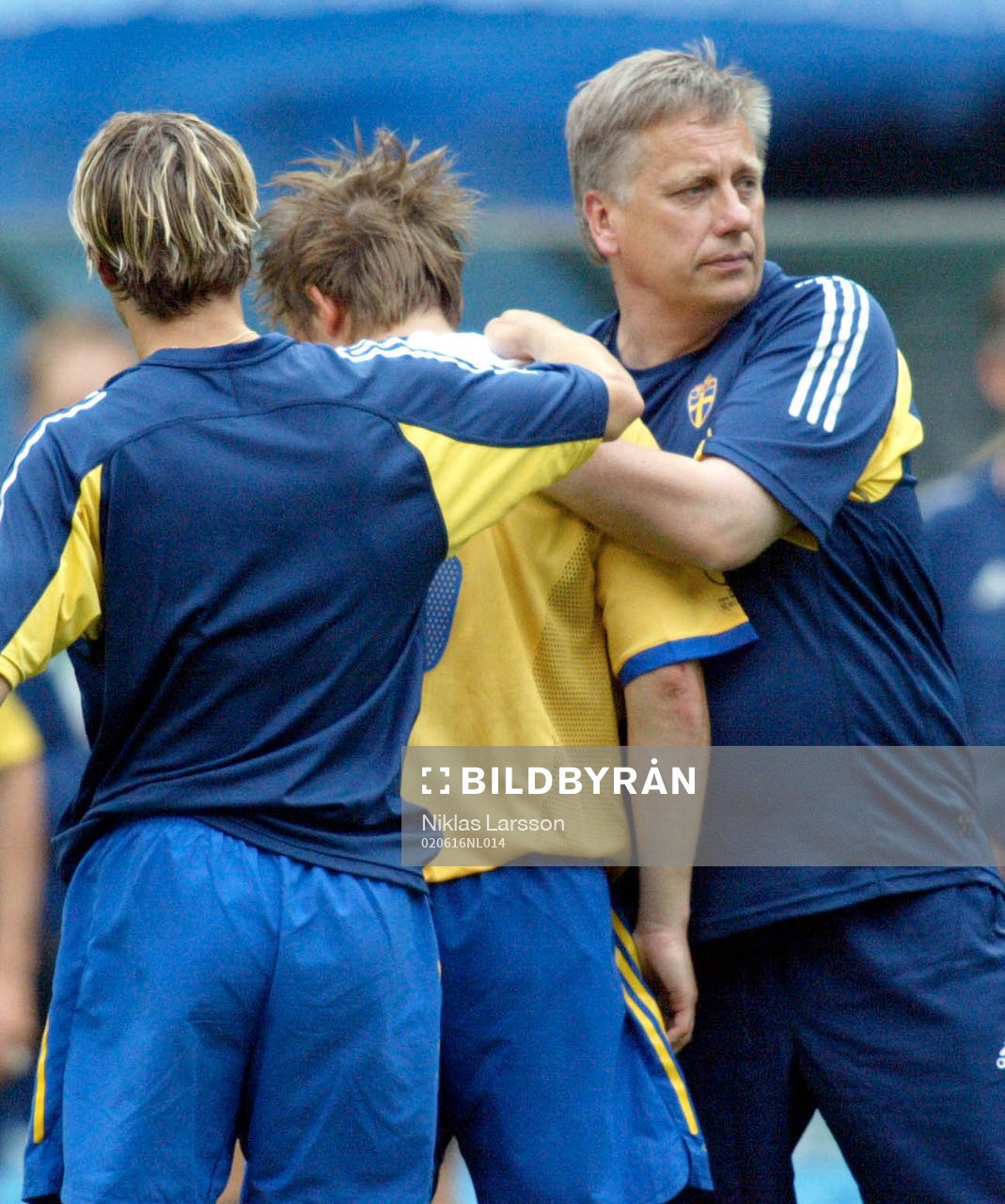 Tommy Söderberg och Pontus Farnerud tröstar Anders
