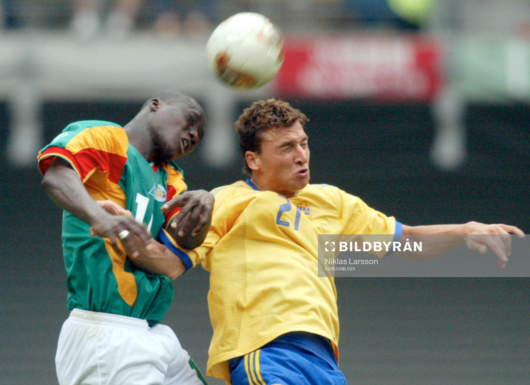 Zlatan Ibrahimovic i nickduell med en Senegalspelare
