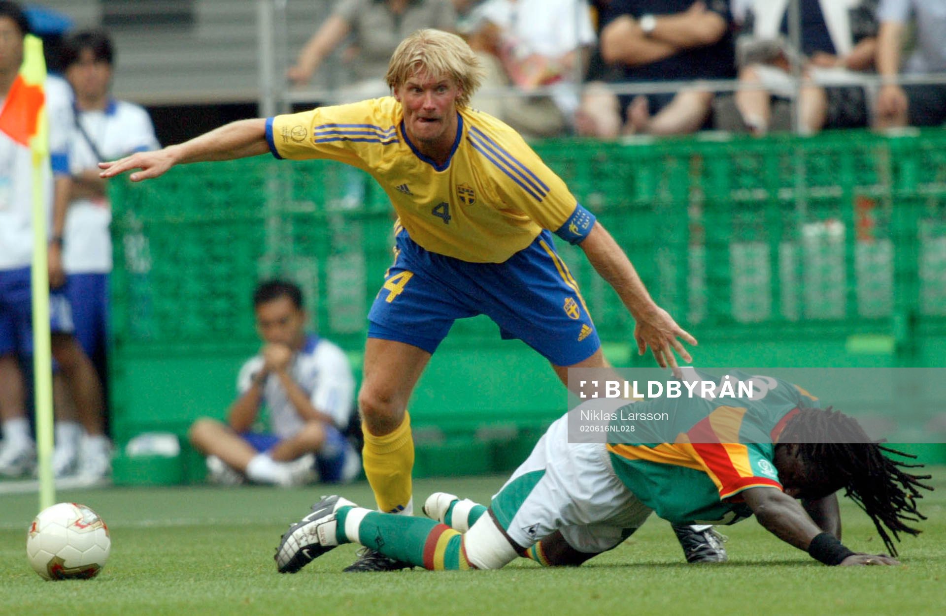 Johan Mjällby får Ferdinand Coly på fall