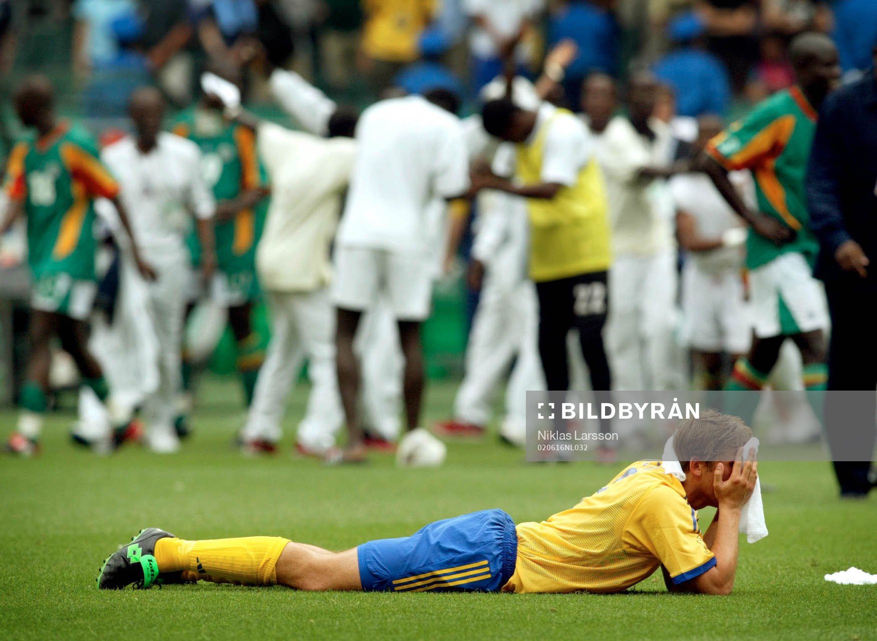 Anders Svensson gråter och Senegal dansar jubeldansen i