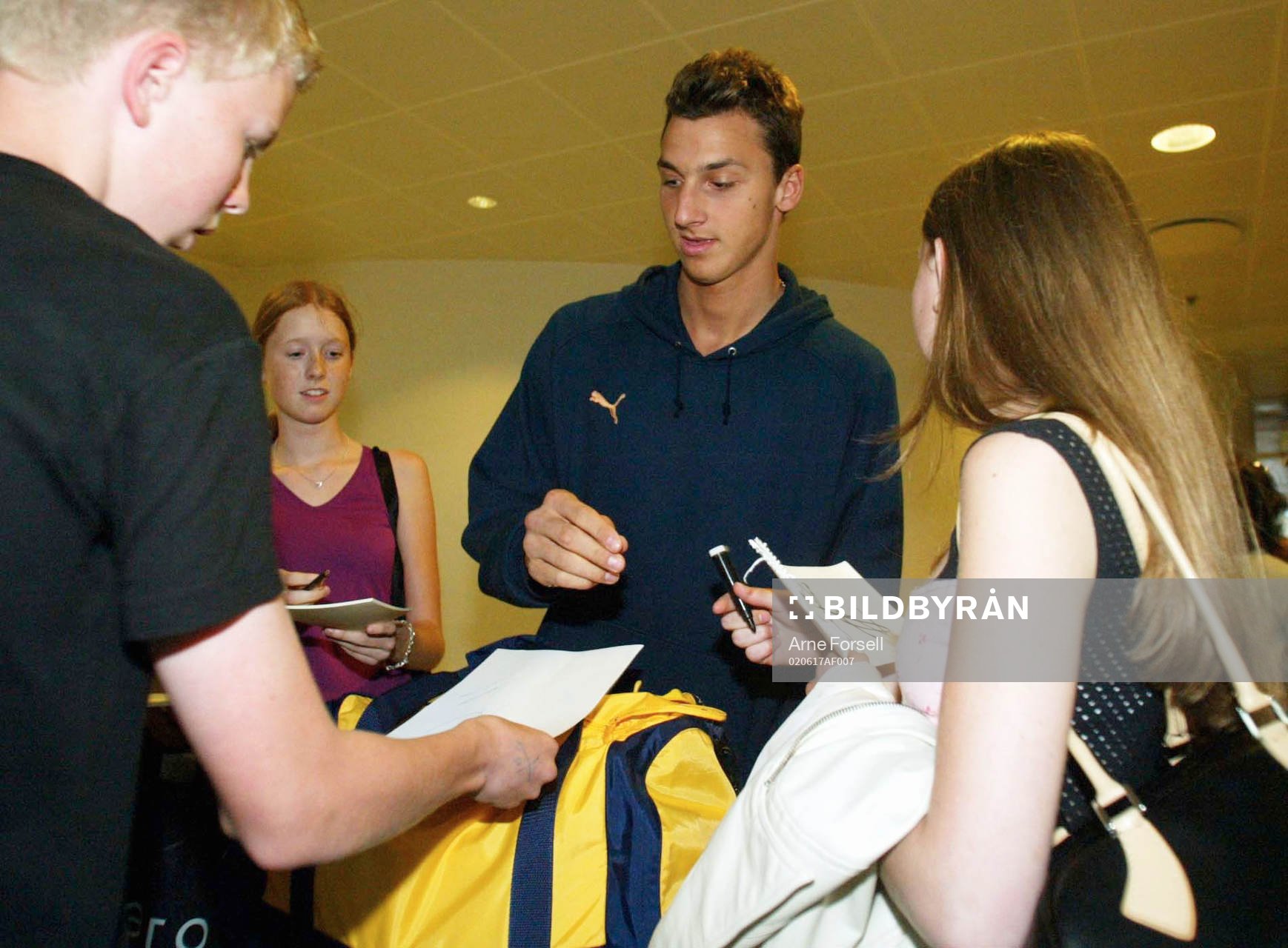 Zlatan Ibrahimovic ger autografjägarna (autograf) vad de