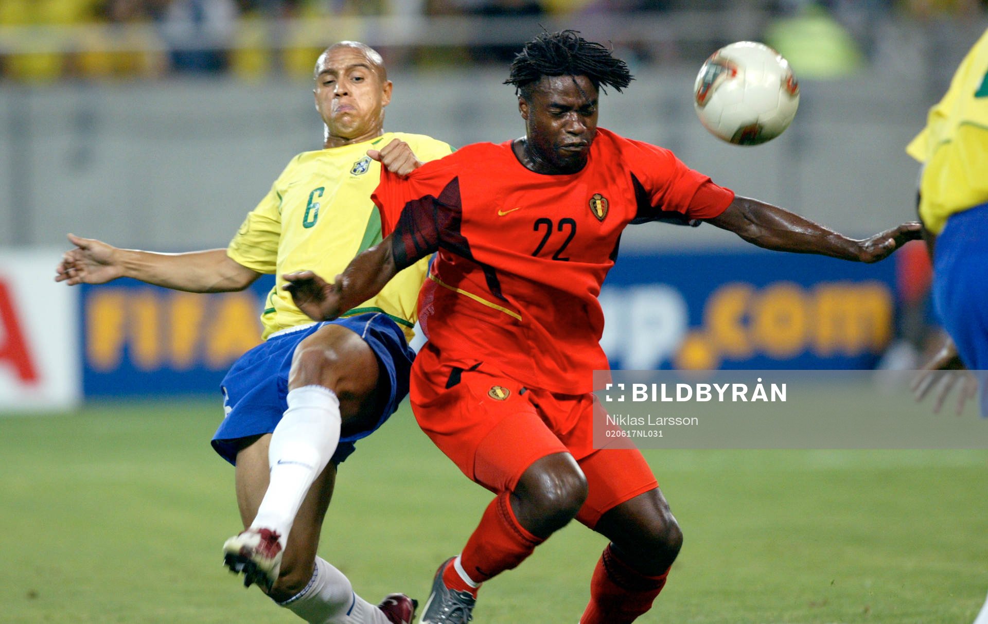  Roberto Carlos i närkamp med Mpenza, Belgien.