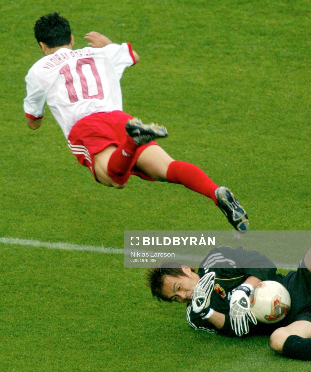 Seigo Narazaki räddar Yildiray Basturks friläge