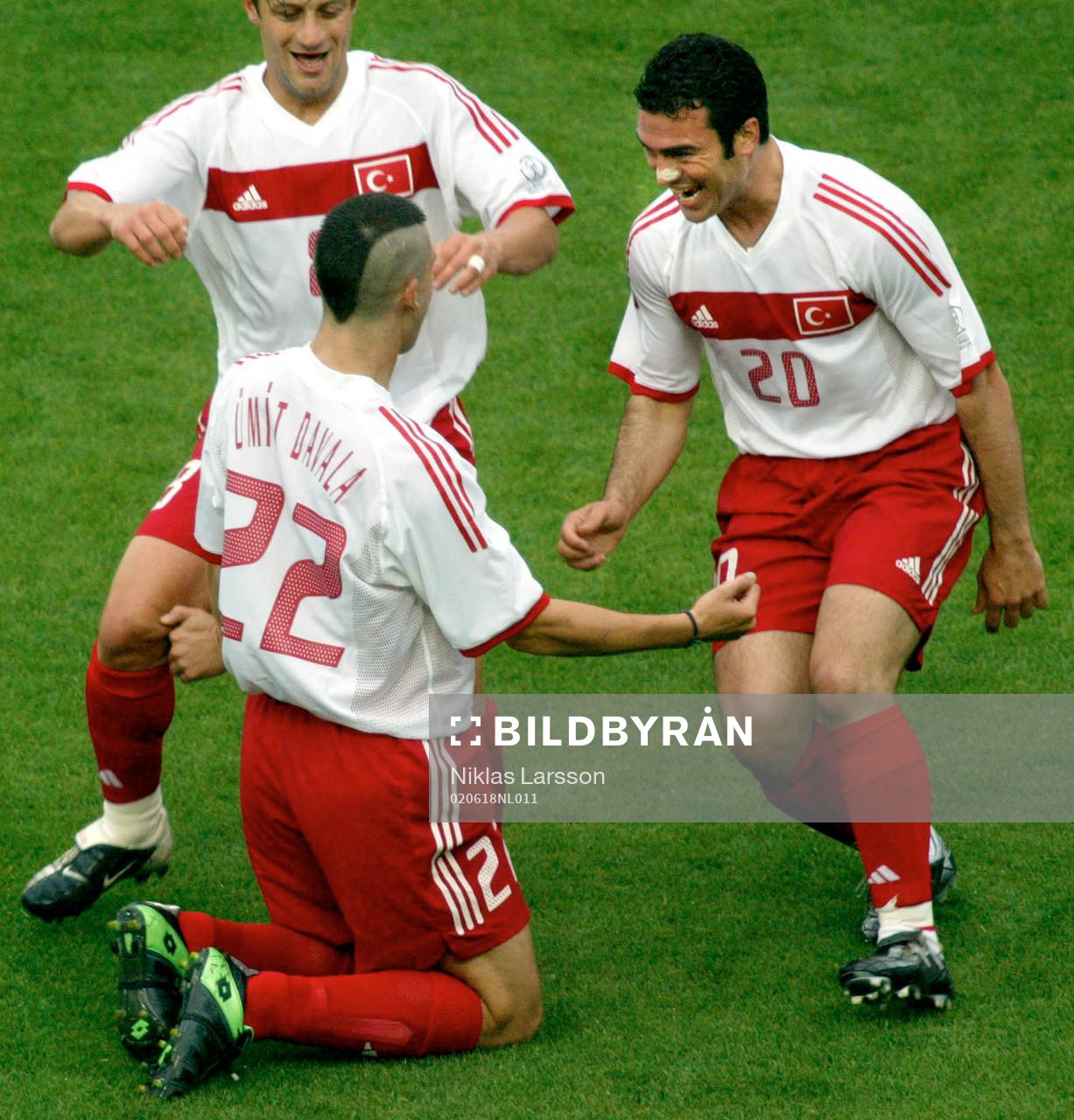  Umit Davala gratuleras av Hakan Unsal och Tugay Kerimoglu, Turkiet, efter att han nickat in matchens enda mål.