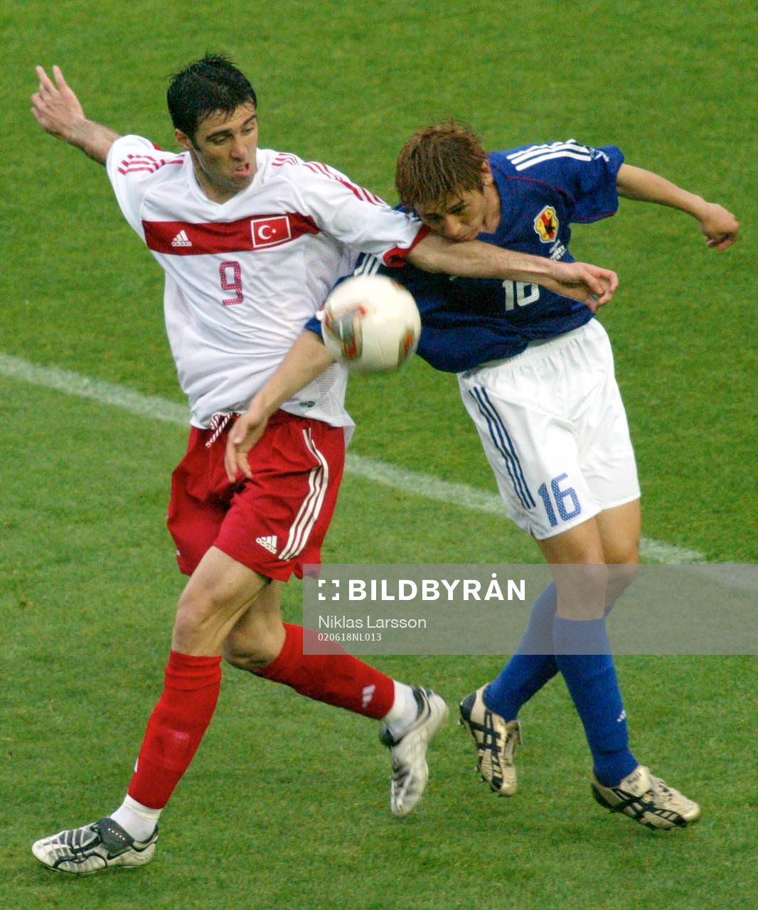  Hakan Sukur i närkamp med Koji Nakata.