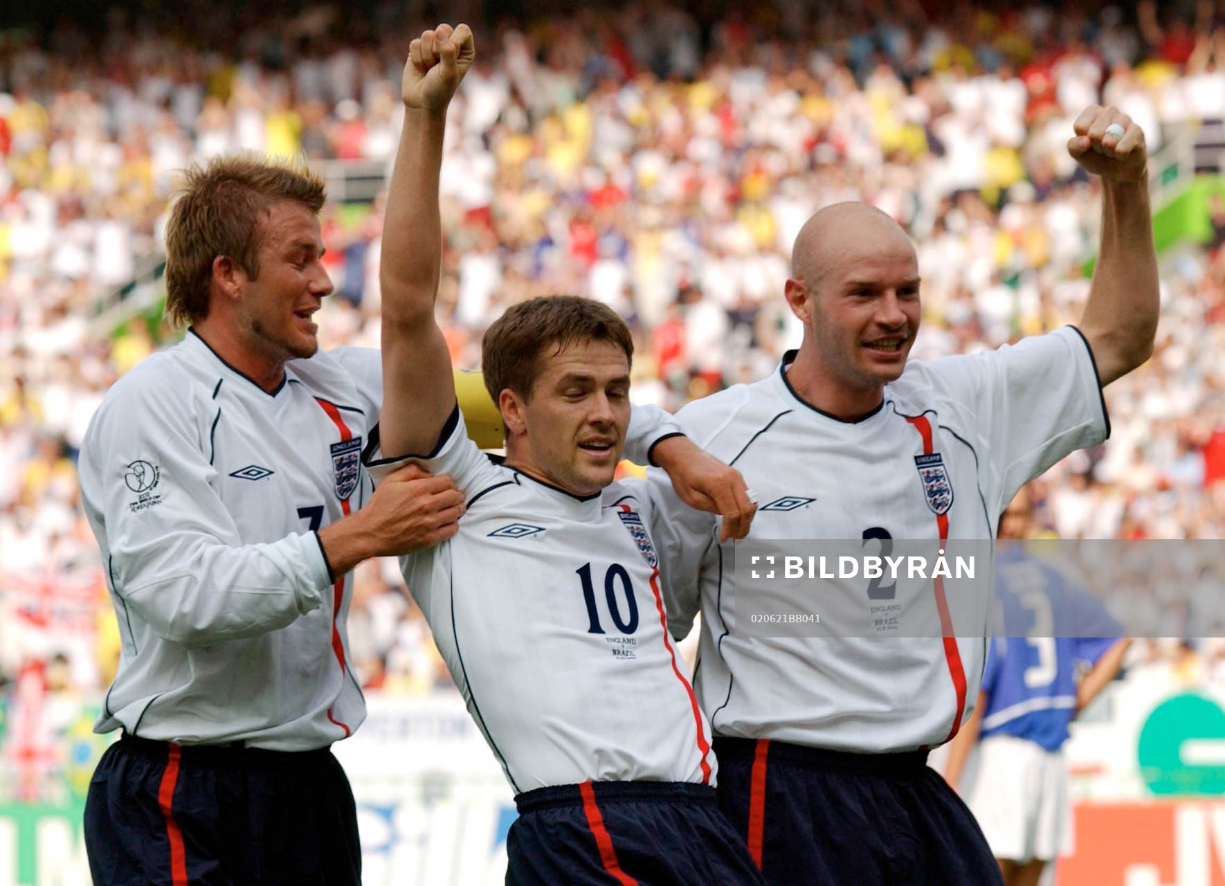David Beckham och Danny Mills gratulerar Michael Owen,