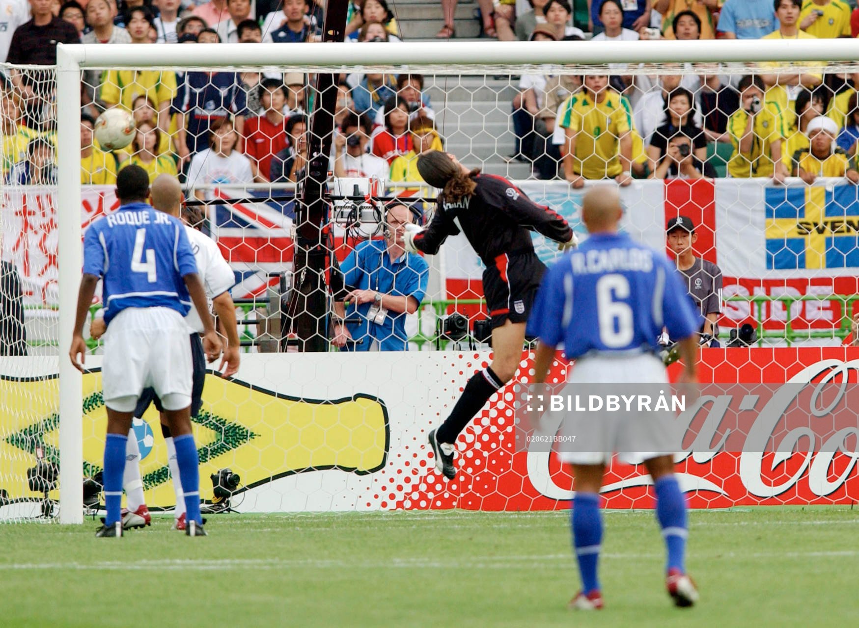 Ronaldinho, Braslien (ej i bild) lobbar in 1-2 bakom David