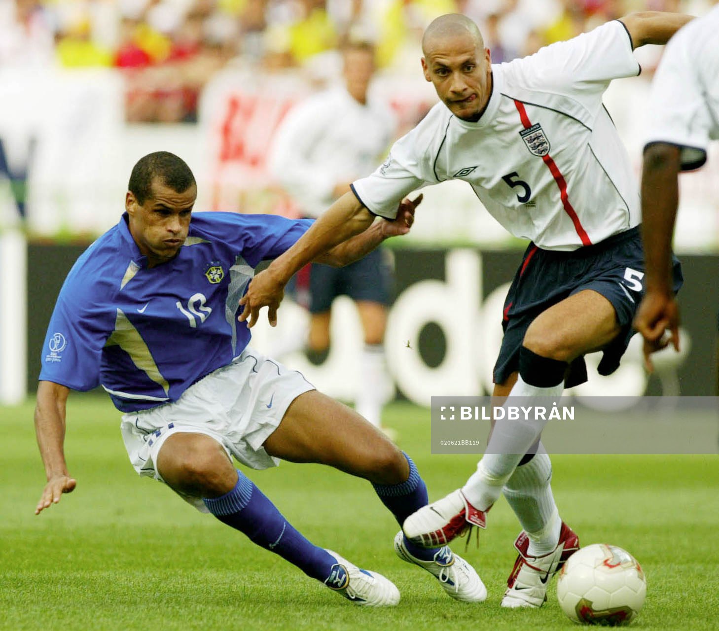 Rio Ferdinand, England med bollen och Rivaldo, Brasilien