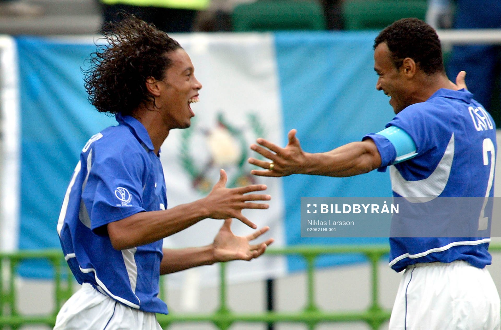 Cafu gratulerar Ronaldihno