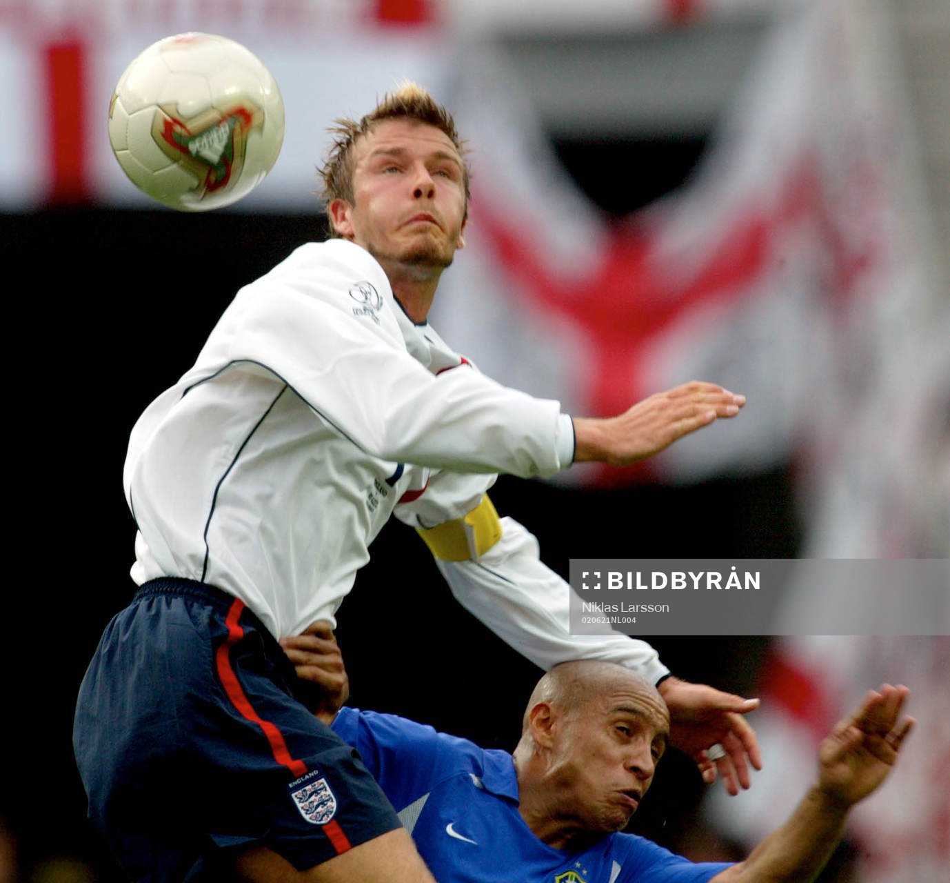  David Beckham i närkamp med Roberto Carlos.