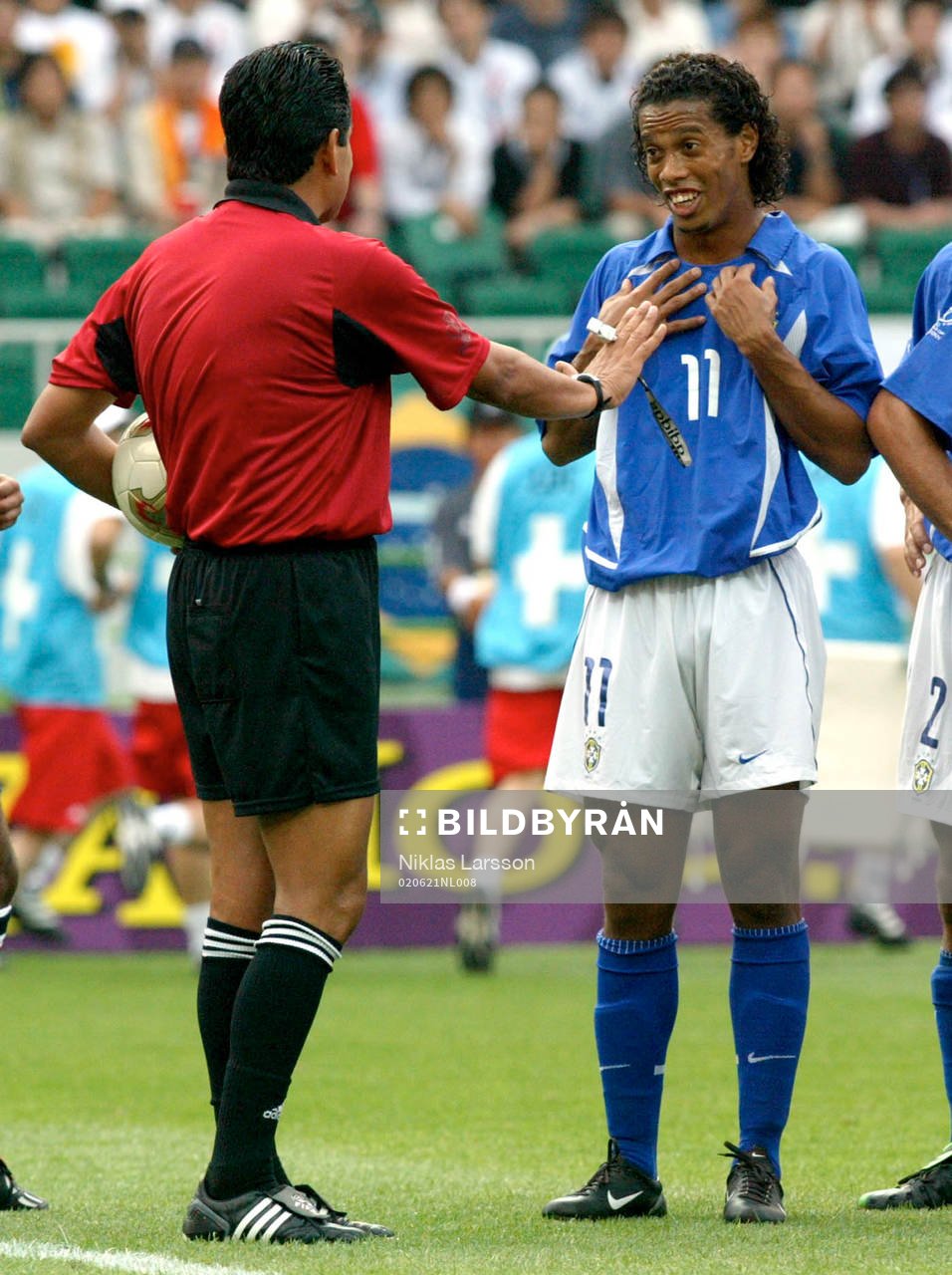 Ronaldihno tror inte sina ögon när han blir utvisad