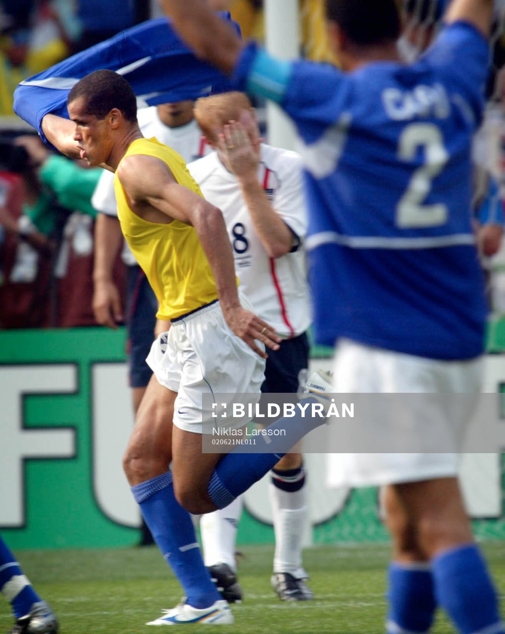 Rivaldo firar sitt 1-1 mål och Paul Scholes deppar