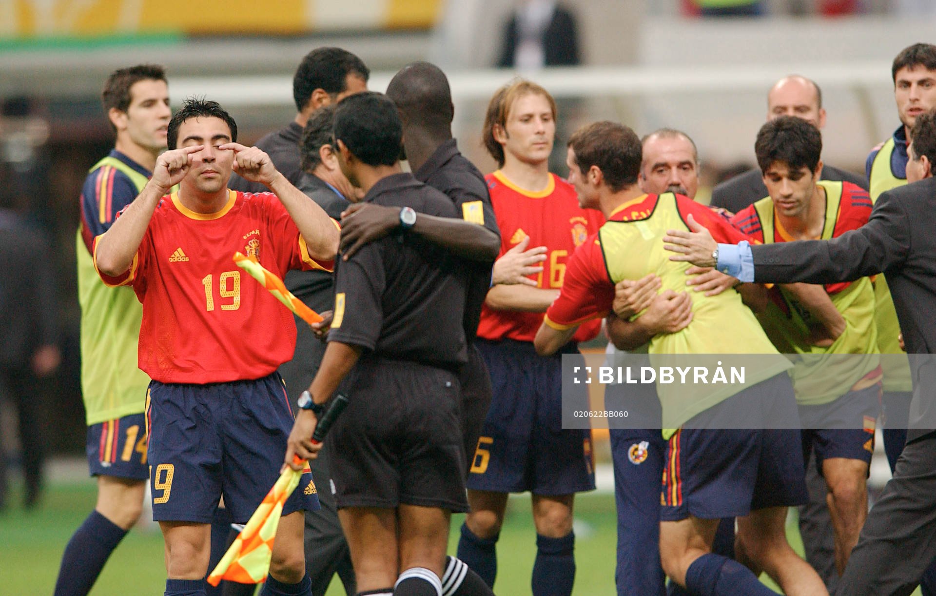 Xavi, Spanien konfroterar linjemannen (assisterande domare)