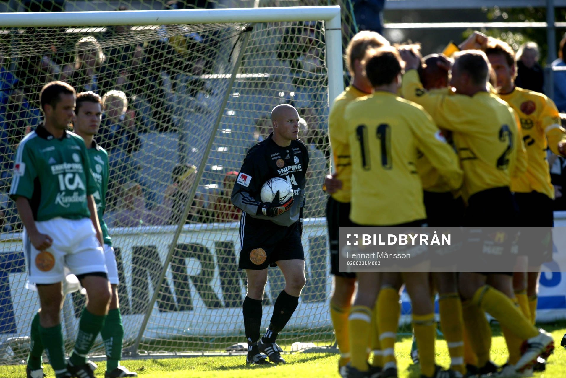 Henrik Johansson har plockat upp ett bakåtpass, och på