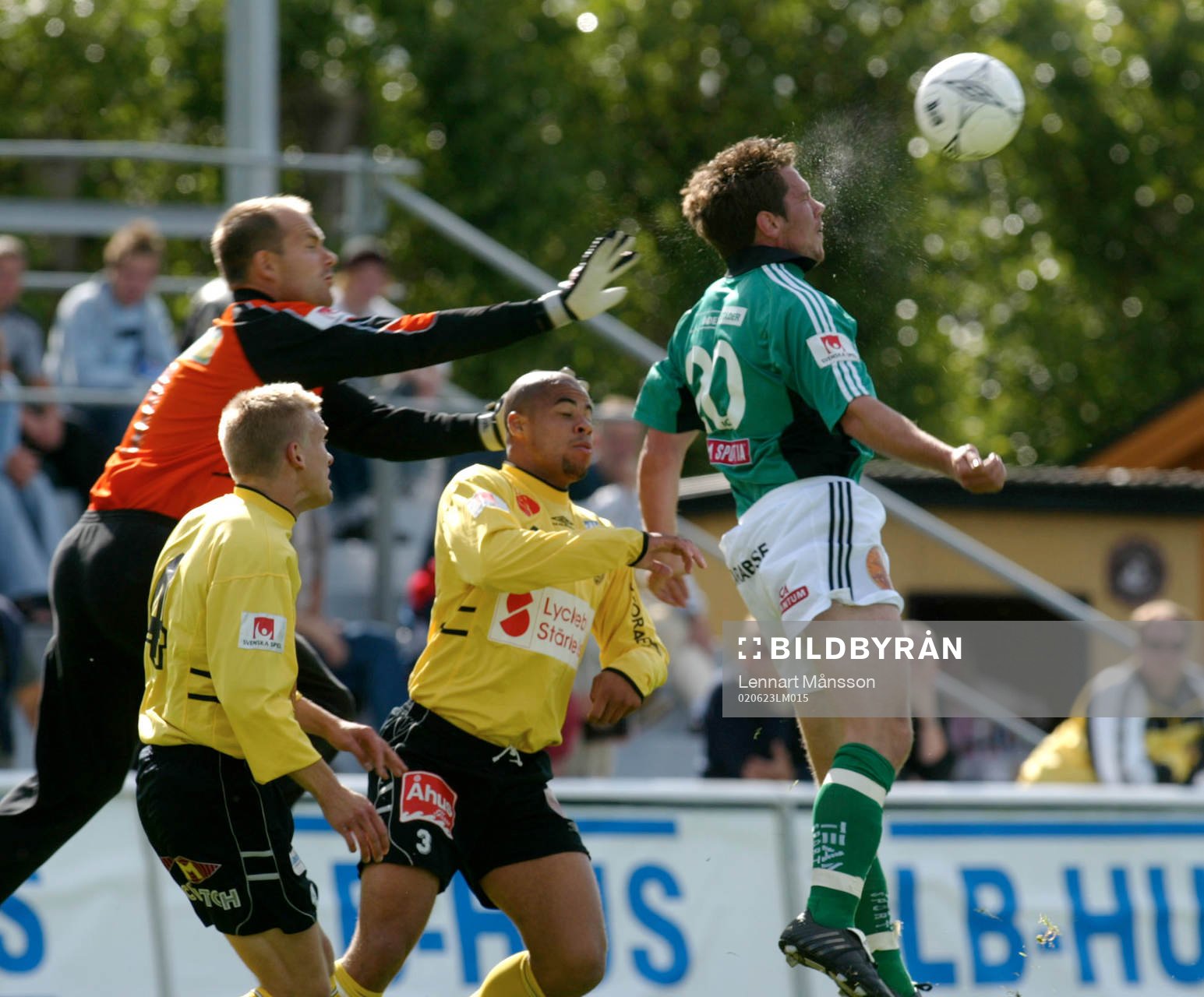 Tomas Andersson, Enköping, mot Mjällbys målvakt Fredrik